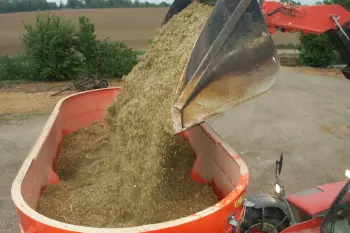 Зручне і точне завантаження зі змішувачем-роздавачем KUHN EUROMIX