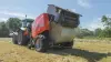 KUHN FB 3135 AUTOMATE викидає круглий тюк, обв’язаний плівкою.